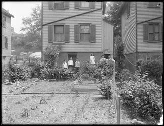 Rodzina pozuje obok swojego warzywnika na podwórzu, Inwood, Nowy Jork, ok. 1910