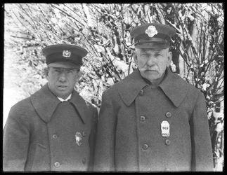 Larry Casey i John Connolly pozują w zimowych mundurach na śniegu, Isham Park, Inwood, Nowy Jork, 7 marca 1915 r.