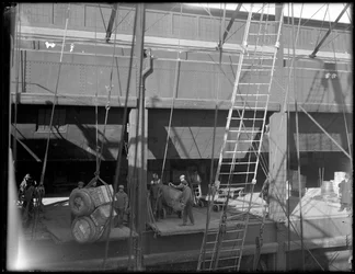 Załadunek parowca z górnego pokładu, Chelsea Piers, Nowy Jork, 1912