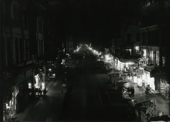 Nocny widok na Grand Street przy Orchard Street, Nowy Jork, 1917 r.
