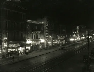 Nocny widok na południową stronę 23. ulicy między Szóstą i Siódmą Aleją, ok. 1916-17