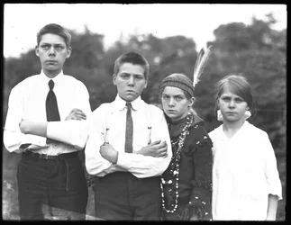 Zdjęcie portretowe czwórki dzieci w plenerze, lipiec 1915