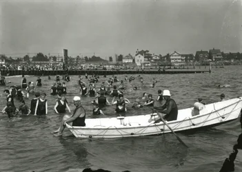 Łódź wiosłowa i pływacy w wodzie, Coney Island, ok. 1910-21