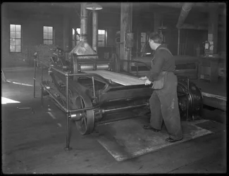 Bieżąca tarcica przeznaczona do wykorzystania w produkcji trumny za pomocą strugarki dwupowierzchniowej, Oneida, Nowy Jork, 3 kwietnia 1916