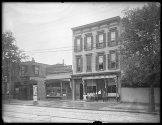 Siedmioro dzieci pozuje przed niezidentyfikowanym oddziałem Biblioteki Publicznej Queens Borough, Nowy Jork, ok. 1910 r.