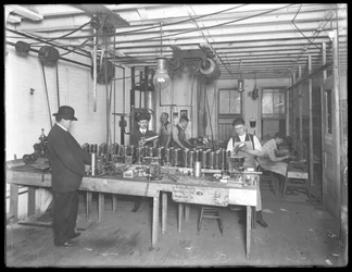 Warsztat na szóstym piętrze, Geyser Electric Water Heater Company, 42 Hudson Street, Nowy Jork, 31 grudnia 1914 r.