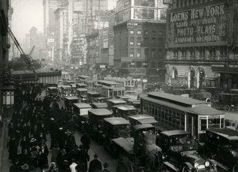 Times Square, zatłoczony przez samochody, autobusy i ludzi, ok. 1917 r.