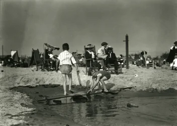 Dwoje dzieci bawi się skrawkami drewna na płyciznach, Coney Island, ok. 1910-21