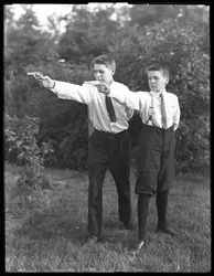 Dwóch niezidentyfikowanych chłopców pozuje z pistoletów celowniczych, lipiec 1915