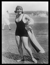 Niezidentyfikowana kobieta w „nowoczesnym” stroju kąpielowym na plaży, ok. 1913