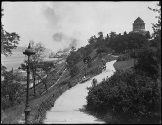 Widok na wzgórze w kierunku Grobu Granta, Nowy Jork, 20 lipca 1914 r.