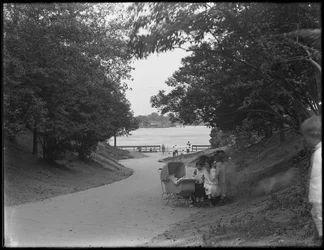 Widok na pas prowadzący do wody, pas 86th Street Park do East River, Nowy Jork, 31 lipca 1914 r.
