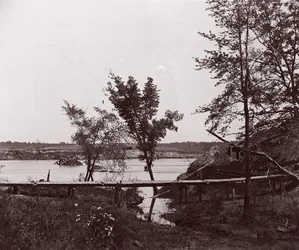 Fort Kochanie. Zamaskowana bateria i przeszkoda w James River, ca. 1865.