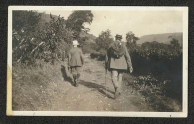 Ralph Vaughan Williams i Gustav Holst spacerują po wzgórzach Malvern, wrzesień 1921 (zdjęcie czarno-białe)
