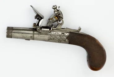 Pistolet kieszonkowy z zamkiem skałkowym, ok. 1820 (stal, srebro i drewno orzechowe)