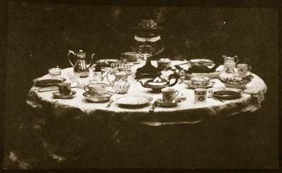 Elegancko nakryty stół, ok. 1841 (odbitka na papierze solnym z negatywu kalotypowego)