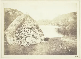 Chatka góralska nad brzegiem jeziora Loch Katrine
