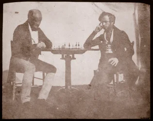 Nicolaas Henneman rozważa swój ruch w partii szachów, wrzesień 1841 (odbitka na papierze solnym z negatywu kalotypu)