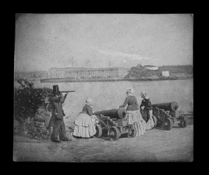 Royal William Victualling Yard, Plymouth, widok z Mount Edgecombe. Odwrócony plik cyfrowy do utworzenia pozytywu czarno-białego.