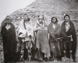 Pawnee ludzie przed plemiennym loży ziemskiej, ok. 1869 (zdjęcie czarno-białe)