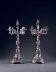 Para bardzo ważnych niemieckich czteroświecowych kandelabrów, zamówiona dla Jerzego II, wykonana przez Balthasara Friedricha Behrensa, Hanower, 1736-37