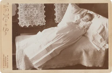Pośmiertne dziecko na łóżku, lata 1880-1890 (zdjęcie)