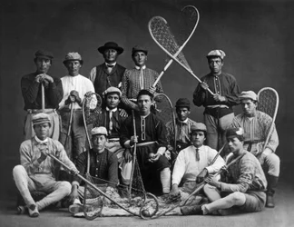 Kanadyjski Indian Lacrosse Team, sfotografowany przez Williama Notmana (1826-1891)