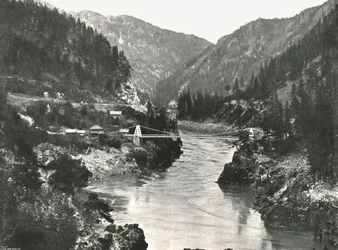 The Rockies: Fraser Canyon i Cariboo Road Bridge, niedaleko Spuzzum, Kanada, 1895.
