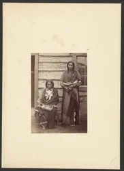 Synowie wodza Arapaho, Małego Kruka [Mały Niedźwiedź i Tarcza, prawdopodobnie w Obozie Zaopatrzenia]