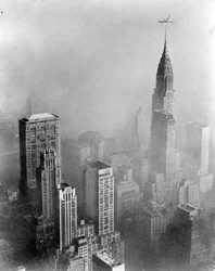 Smog przesłania widok na Chrysler Building z Empire State Building, Nowy Jork