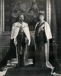 Król Jerzy V i królowa Maria podczas pierwszego otwarcia parlamentu, 6 lutego 1911, 1951.