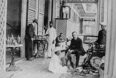 Bombaj: weranda hotelu Watsona, lata 70. XIX wieku