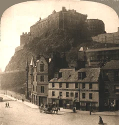 Zamek w Edynburgu z Grassmarket w Szkocji.