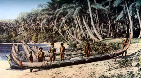 Miejscowy kajak na plaży ocienionej palmami, Wyspy Salomona, c1923