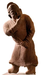 Sztuka chińska: statuetka z terakoty przedstawiająca aktora „gwizdacza”. Z Tsiao Tsouo, Honan. Dynastia Yuan (1271-1368 ne).