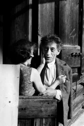 Alberto Giacometti w swoim domowym warsztacie z żoną Annette Arm (zdjęcie czarno-białe)