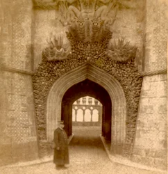Straż przed wejściem do Pałacu Pena (Palacio da Pena), Sintra, Lizbona, Portugalia c.1888 (zdjęcie)