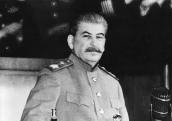 Józef Stalin podczas przemówienia, w którym piętnuje Japonię jako państwo agresora, początek 1945 roku.