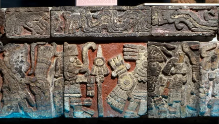 Płaskorzeźba na ławce w Templo Mayor, późny okres postklasyczny, ok. 1500 (kamień z malowanym stiukiem)