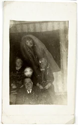 Zjawisko paranormalne: portret trzech starych ludzi, za nimi pojawia się duch kobiety, ok. 1920 r. Fot. William Hope (1863-1933)