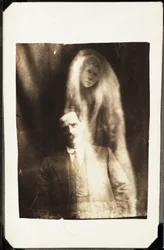 Zjawisko paranormalne: portret mężczyzny i ukazujący się za nim duch jego żony, ok. 1920 r. Fot. William Hope (1863-1933)