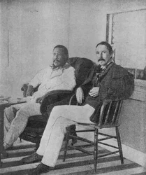 Robert Louis Stevenson z królem Hawajów Kalakauą na werandzie Royal Boat House w Honolulu