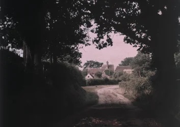 Fotografia „Sen Midsummer” autorstwa Arthura E Mortona, członka „The Society of Colour Photographers”, eksperymentował z procesami i technikami wczesnej fotografii kolorowej do początku XX wieku