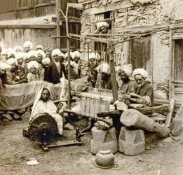 Przędzenie i tkanie wełnianych chust, Srinagar, Kaszmir, Indie, ok. 1901 r. (zdjęcie)