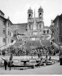 Widok na Piazza di Spagna: na pierwszym planie Fontana della Barcaccia, za schodami obelisk i kościół Trinità dei Monti.