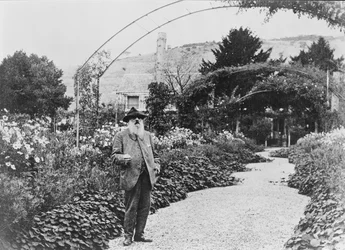 Claude Monet (1840-1926) w swoim ogrodzie w Giverny, 1925