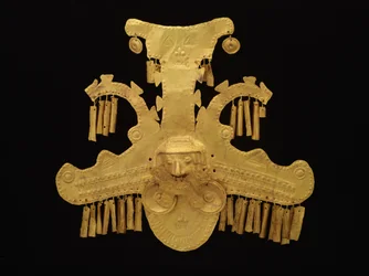 Ozdoba nakrycia głowy z głowami otoczonymi przez krokodyle czubate, okres Yotoco, ok. 100-700 (złoto)